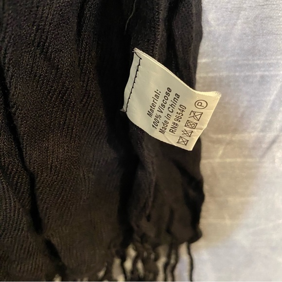 Viscose scarf, crinkly with fringe, 24”x72” soft and good for all occasions - Picture 4 of 4